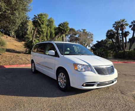 Bright White Clearcoat 2016 Chrysler Town & Country Touring