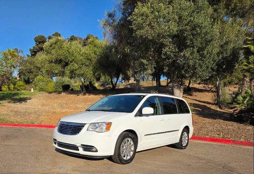 Bright White Clearcoat 2016 Chrysler Town & Country Touring