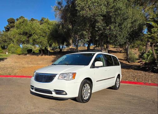 Bright White Clearcoat 2016 Chrysler Town & Country Touring