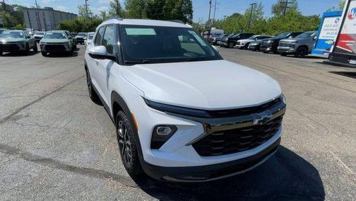 Iridescent Pearl Tricoat 2026 Chevrolet Trailblazer ACTIV