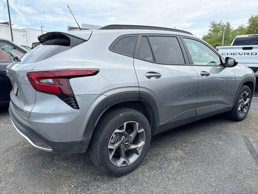 Sterling Gray Metallic 2025 Chevrolet Trax LT