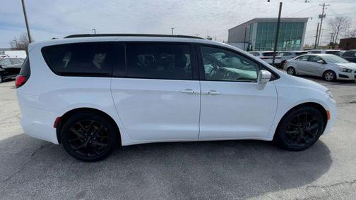 Bright White Clearcoat 2022 Chrysler Pacifica Limited