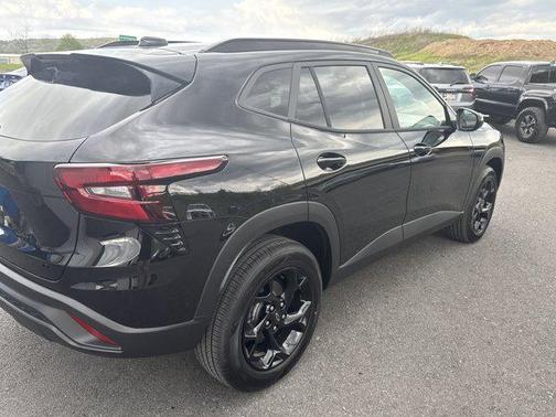 Mosaic Black Metallic 2026 Chevrolet Trax LT