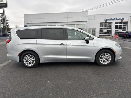 2023 Chrysler Voyager LX