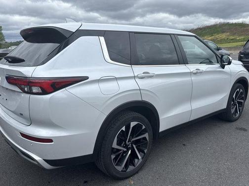 White Diamond 2022 Mitsubishi Outlander SE 2.5 S-AWC