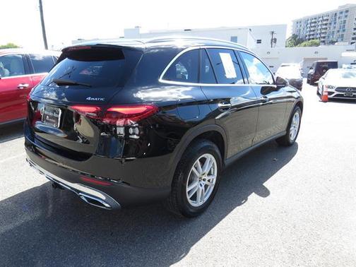 Obsidian Black Metallic 2026 Mercedes-Benz GLC 300 4MATIC