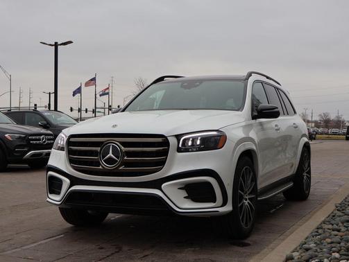 Moonlight White Metallic 2026 Mercedes-Benz GLS 580 4MATIC