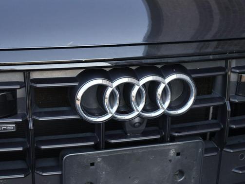 Orca Black Metallic 2020 Audi Q8 55 Prestige