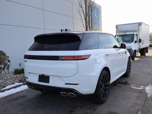2025 Land Rover Range Rover Sport SE