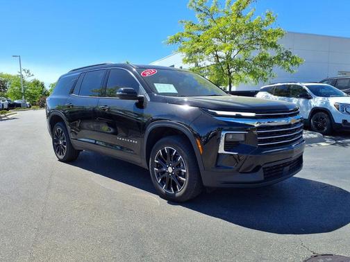 Mosaic Black Metallic 2024 Chevrolet Traverse LT