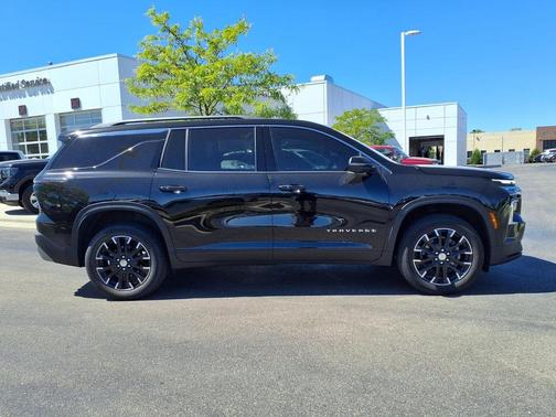 Mosaic Black Metallic 2024 Chevrolet Traverse LT