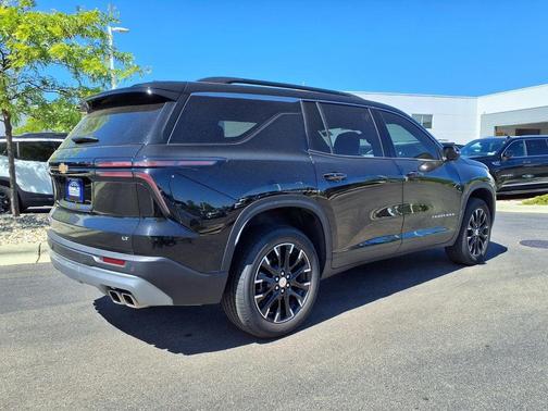 Mosaic Black Metallic 2024 Chevrolet Traverse LT