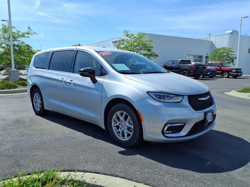 Silver Mist Clearcoat 2024 Chrysler Pacifica Touring-L