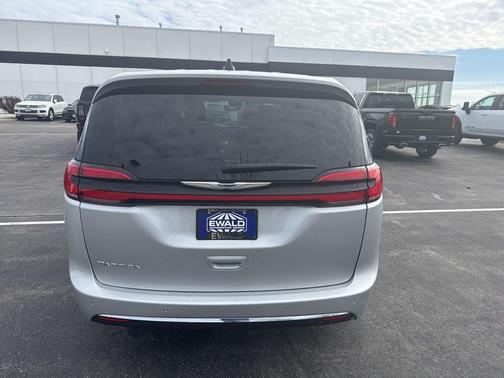 2024 Chrysler Pacifica Touring-L