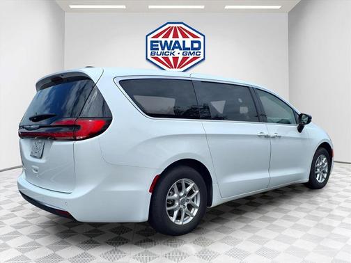 Bright White Clearcoat 2024 Chrysler Pacifica Touring-L