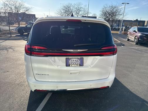 2024 Chrysler Pacifica Touring-L