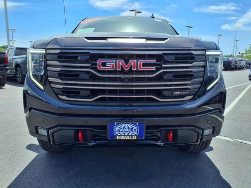 Onyx Black 2022 GMC Sierra 1500 AT4X
