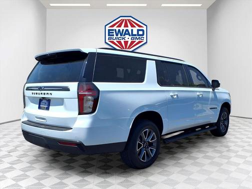 Summit White 2021 Chevrolet Suburban Z71