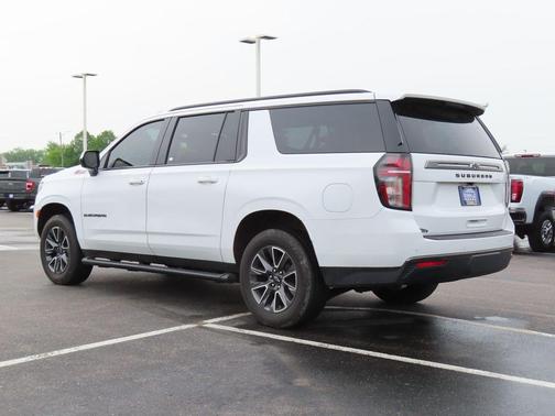 Summit White 2021 Chevrolet Suburban Z71