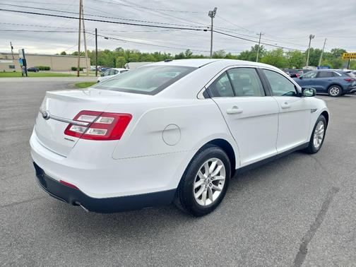 Oxford White 2013 Ford Taurus SE