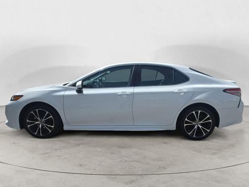 Super White 2018 Toyota Camry SE