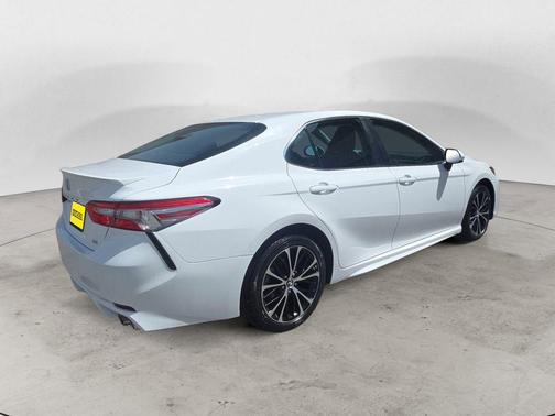 Super White 2018 Toyota Camry SE