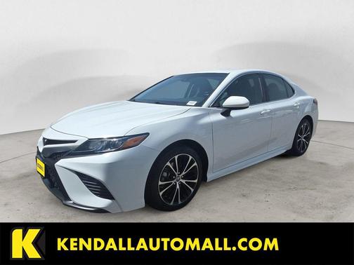 Super White 2018 Toyota Camry SE