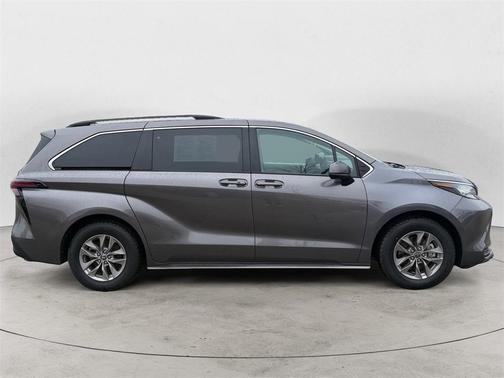 2023 Toyota Sienna LE