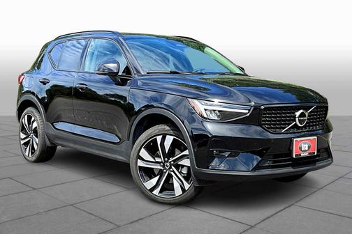 2025 Volvo XC40 B5 Plus Dark Theme