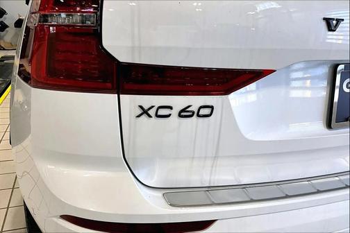 Crystal White Metallic 2026 Volvo XC60 B5 Ultra Black Edition