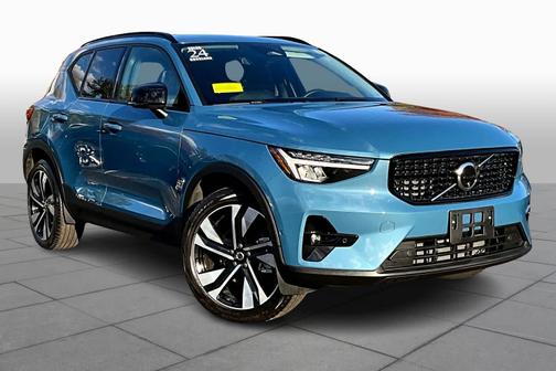 2024 Volvo XC40 B5 Plus Dark