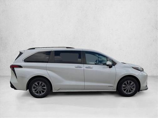 2021 Toyota Sienna XLE 8 Passenger