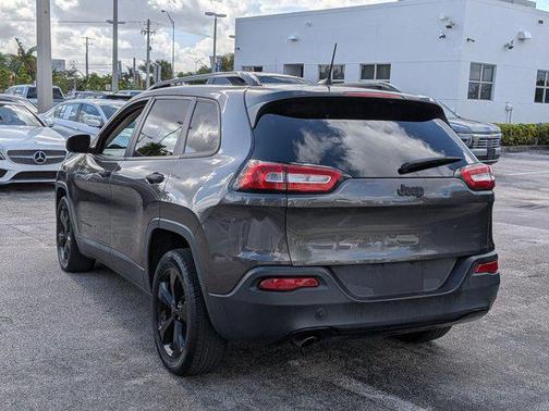 Granite Crystal Metallic Clearcoat 2017 Jeep Cherokee Altitude