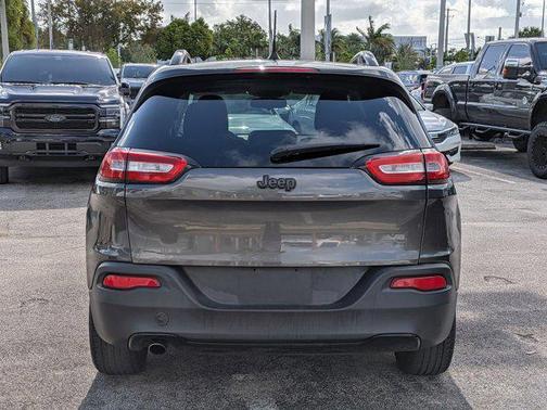 Granite Crystal Metallic Clearcoat 2017 Jeep Cherokee Altitude
