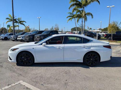 2022 Lexus ES 300h F SPORT