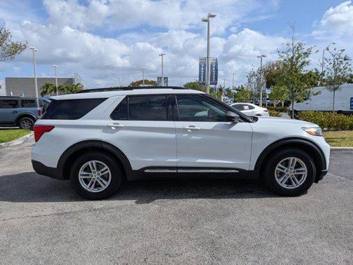 Oxford White 2021 Ford Explorer XLT