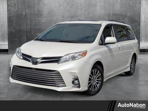 2020 Toyota Sienna XLE