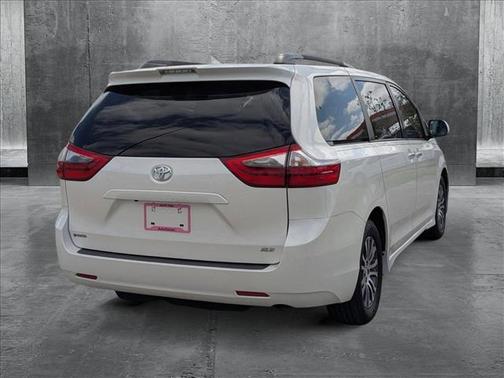 2020 Toyota Sienna XLE