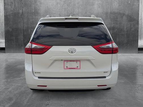 2020 Toyota Sienna XLE