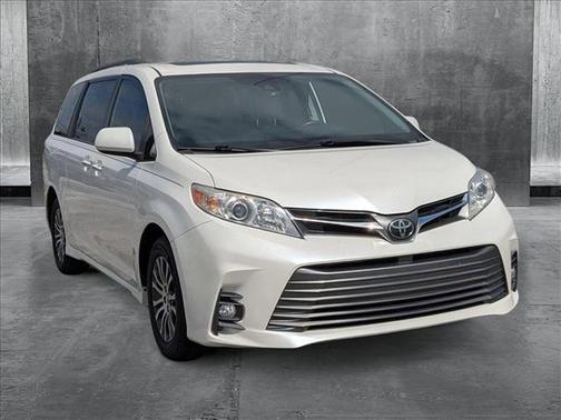 2020 Toyota Sienna XLE