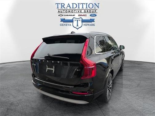 2022 Volvo XC90 T6 Momentum 7 Passenger