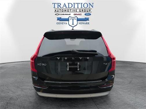 2022 Volvo XC90 T6 Momentum 7 Passenger