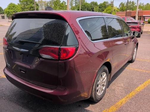 2022 Chrysler Voyager LX