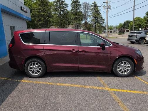 2022 Chrysler Voyager LX