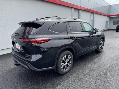 Midnight Black Metallic 2022 Toyota Highlander XLE