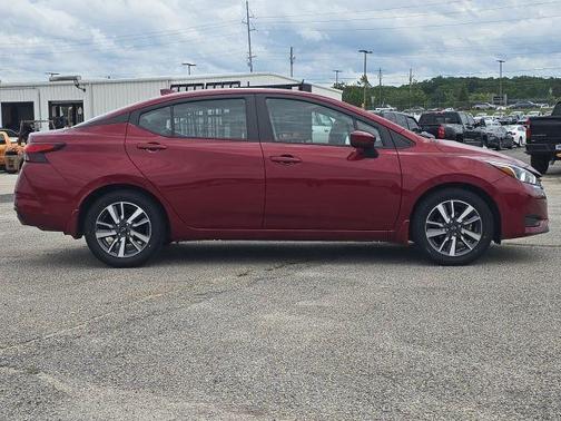 Scarlet Ember 2024 Nissan Versa 1.6 SV