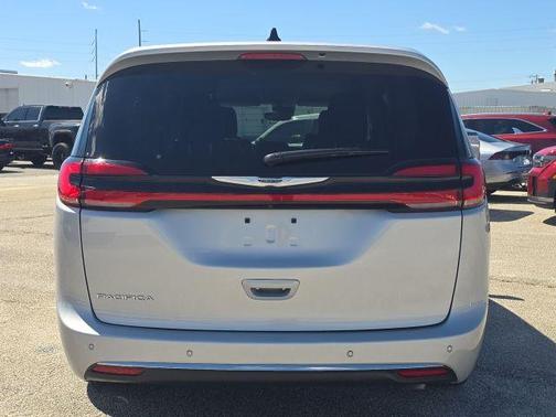 2024 Chrysler Pacifica Touring-L