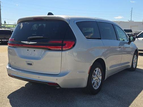 2024 Chrysler Pacifica Touring-L