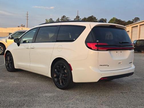 Bright White Clearcoat 2025 Chrysler Pacifica Limited