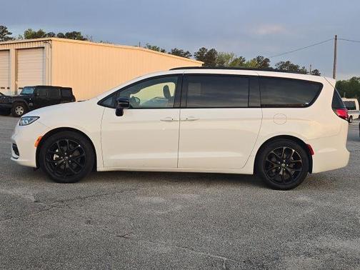 Bright White Clearcoat 2025 Chrysler Pacifica Limited